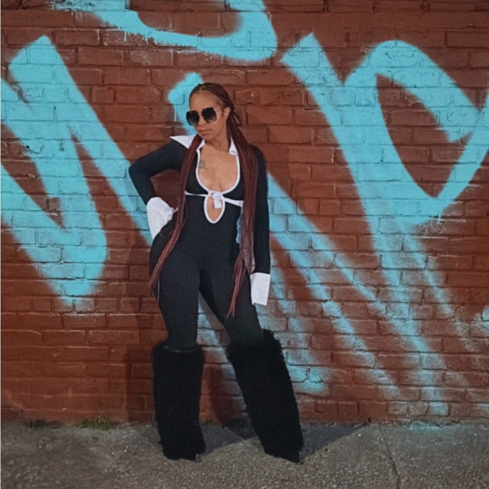 Mrs Professional jumpsuit. Has stretch. Fit the body well. Sleeves are long